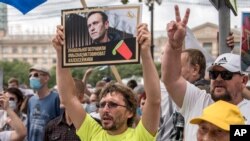 지난달 22일 러시아 하바로브스크에서 열린 시위 참가자가 야권 지도자 "#나발니는 독극물 공격을 받았다 #우리는 누가 비난 받아야 하는 지 안다 #나발니는 살아야 한다"는 내용의 포스터를 들고 있다.