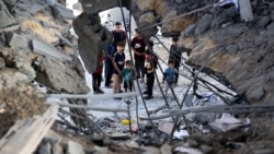 Warga Palestina memeriksa kerusakan pasca pemboman Israel di Rafah di Jalur Gaza selatan pada 3 Mei 2024, di tengah konflik yang sedang berlangsung antara Israel dan Hamas. (Foto: AFP)
