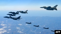 지난 2017년 12월 미한 연합공중훈련 '비질런트 에이스(Vigilant Ace)'에 참가한 미 공군 장거리전략폭격기 B-1B '랜서'와 F-35A, F-35B 전투기가 한국 공군 F-16, F-15K 전투기와 편대비행하고 있다.