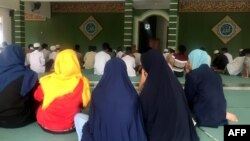 Anak-anak dari pelaku bom bunuh diri atau yang terlibat langsung dalam perencanaan serangan teror sedang mengikuti acara Ramadan di sebuah masjid di rumah aman atau safe house, 10 Mei 2019.(Foto: AFP)