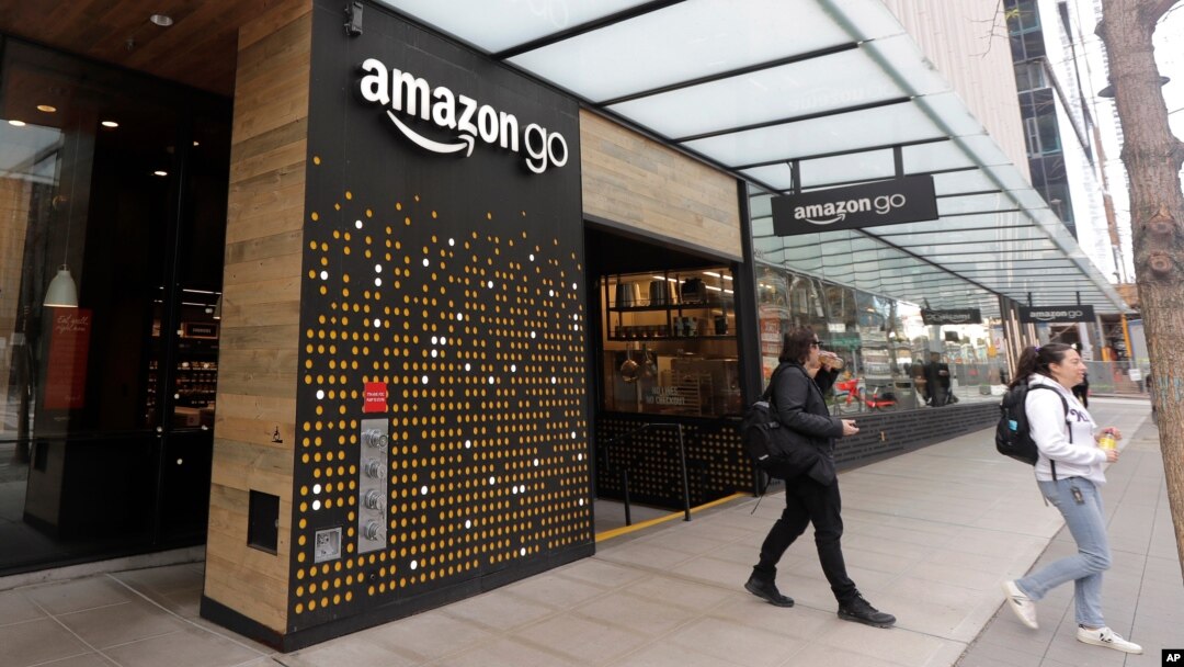 Para pelanggan keluar dari toko Amazon Go di Seattle di mana pembeli bisa melakukan pembayaran melalui piranti pemindai telapak tangan, 4 Maret 2020. 