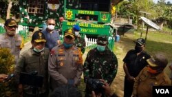 Pangdam XVII/Cenderawasih Mayjen TNI Herman Asaribab bersama Kapolda Papua Irjen Pol. Paulus Waterpauw hari Senin (13/4) mendatangi lokasi bentrokan TNI-Polri di Pangdam Kasonaweja, Mamberamo Raya, Papua. (Courtesy: Pendam Cenderawasih)