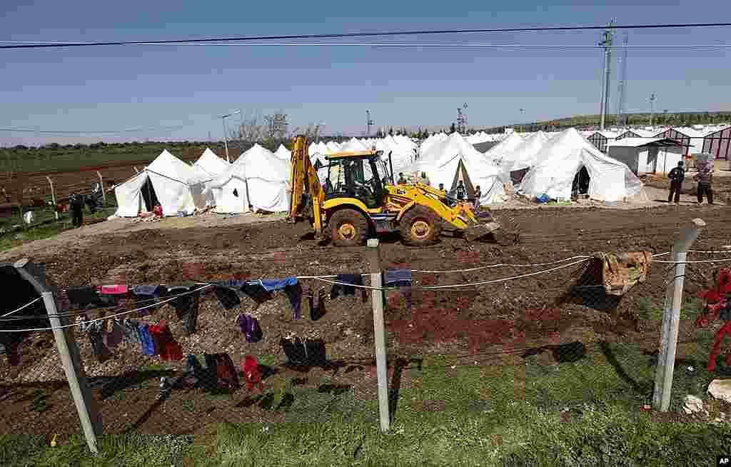 Workers use a bulldozer to make space for new tents at Reyhanli refugee camp in Hatay province on the Turkish-Syrian border, March 19, 2012. (Reuters)