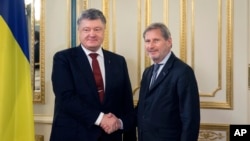 Le président ukrainien Petro Poroshenk, à droite, serrant la main à un commissaire européen( photo d'archives)