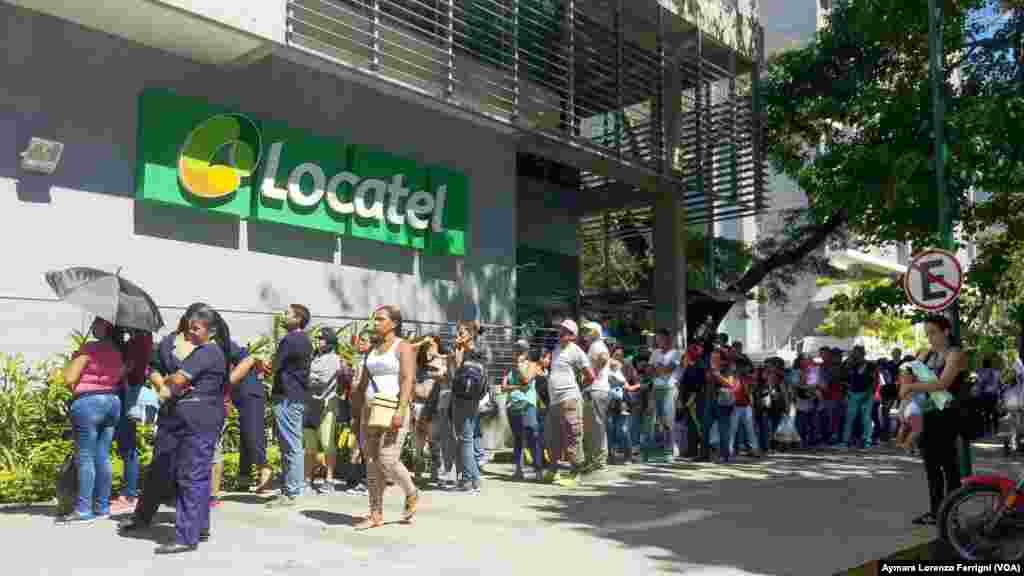 La grave escasez que atraviesa Venezuela se extiende a las medicinas por las que también deben hacer cola.