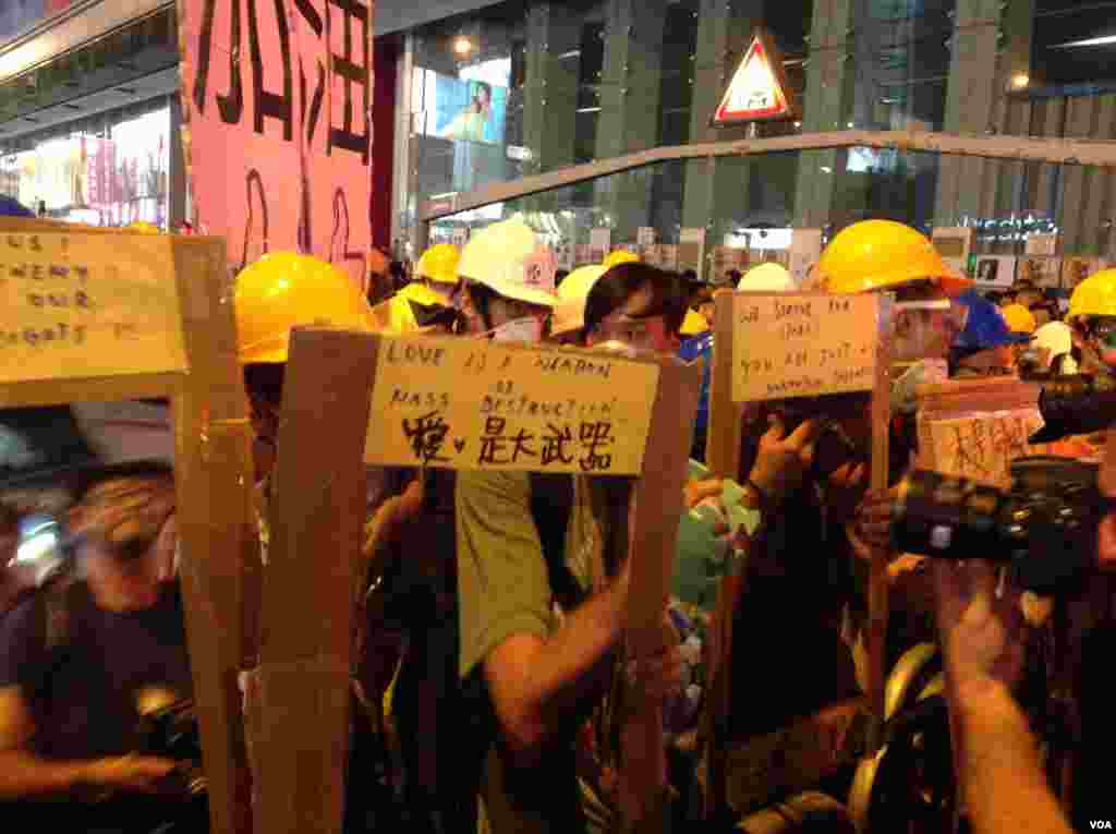 香港警民在旺角對峙 (美國之音海彥 拍攝) 