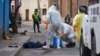 Petugas kesehatan mendisinfektan jenazah seorang pedagang kaki lima yang meninggal diduga akibat Covid-19 di Cerro San Miguel, Cochabamba, Bolivia (foto: dok). Bolovia mengalami lonjakan kematian akibat Covid-19. 