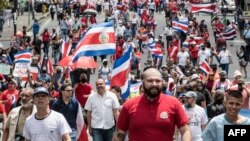 Un grupo de personas participan en una protesta contra la moción del gobierno de aumentar los impuestos con el fin de llegar a un acuerdo crediticio con el Fondo Monetario Internacional (FMI), en San José, el 30 de septiembre de 2020.