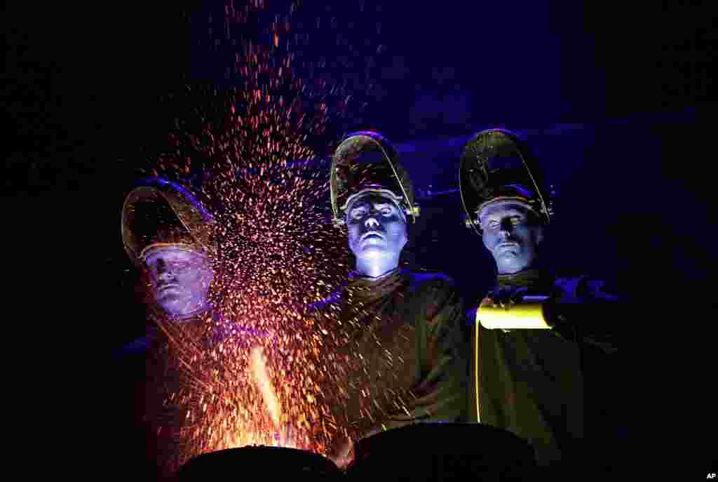 ក្រុម​ Blue Man Group ធ្វើ​ការ​សម្តែង​នៅ​អំឡុងពេល​បើកបង្ហាញ​ខ្លី​មួយ​ទៅ​កាន់​បណ្តាញ​ផ្សព្វផ្សាយ​នៅ​ប្រទេស​សិង្ហបុរី ទី​ដែល​ពួកគេ​នឹង​ចាប់​ផ្តើម​ដំណើរ​សម្តែង​ជុំវិញ​ពិភពលោក​ ដើម្បី​អបអរសាទរ​ការ​បង្កើត​ក្រុម​ខ្លួន​កាល​ពី​ ២៥​ឆ្នាំ​មុន។&nbsp;