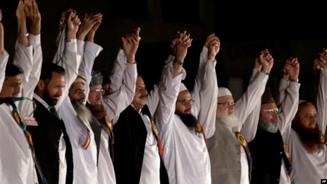 Hafiz Mohammad Saeed (empat dari kanan) pimpinan Jamaat-ud-Dawwa, bergabung dengan para pemimpin lainnya dalam sebuah pawai di Islamabad, Pakistan (6/9). 