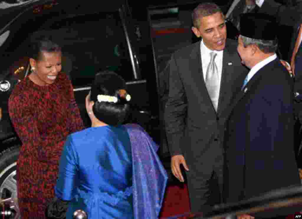 U.S. President Barack Obama, second right, and first lady Michelle Obama, left, are greeted by Indonesian President Susilo Bambang Yudhoyono, right, and wife Ani upon arrival at the Presidential Palace in Jakarta, Indonesia on Tuesday November 9, 2010. (