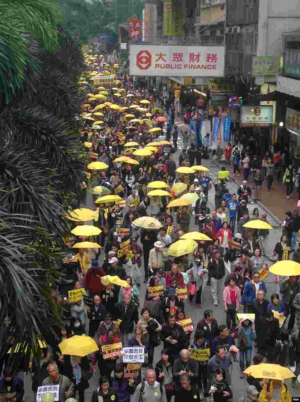 数万港人参与民阵争取真普选大游行（美国之音海彦拍摄）