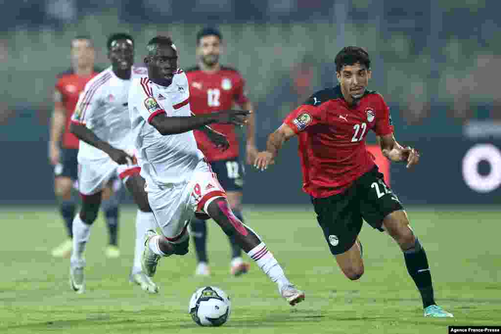 Sudan's midfielder Dhiya Mahjoub Musa (L) challenges Egypt's forward Omar Marmoush (R) during the football match between Egypt and Sudan in Cameroon on Jan. 19, 2022.