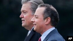 El expresidente del Comité Nacional Republicano , Reince Priebus, (derecha) criticó el uso de fuentes anónimas en las informaciones de prensa.