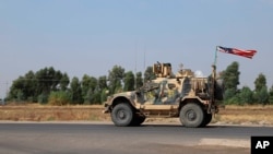 یک خودروی نظامی ارتش ایالات متحده در نزدیکی دهوک در عراق. آرشیو، ۲۱ اکتبر ۲۰۱۹