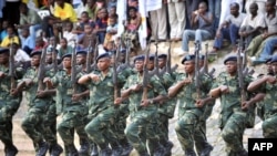 Basodana milulu ya kopesama mpete ya ba lieutenant na académie militaire ya Kananga, na Kasaï, 11 janvier 2013.