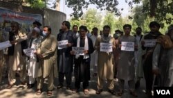 Warga Afghanistan di provinsi Nangarhar melakukan aksi unjuk rasa memrotes perlakukan polisi Iran terhadap warga Afghanistan. 