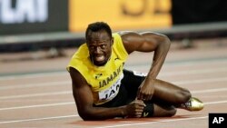 Le Jamaïcain Usain Bolt se blesse lors de la finale de relais 4x100m des Championnats du monde d'athlétisme à Londres, 12 août 2017. 