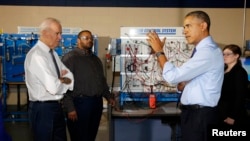  El presidente Barack Obama y Joe Biden visitaron un centro de preparación en mécanica y electrónica en un college en Oakdale, Pensilvania.
