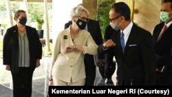 Wakil Menteri Luar Negeri AS Wendy Sherman dan Menteri Luar Negeri RI Mahendra Siregar memberi salam siku sebelum pertemuan bilateral di Jakarta, Senin, 31 Mei 2021. (Foto: Kementerian Luar Negeri RI)