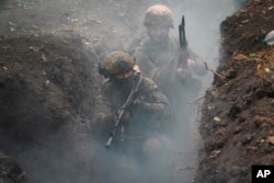 Tentara Ukraina dari Brigade Satgas Spartan ke-3 mengikuti latihan taktis dan medis di lokasi yang dirahasiakan di wilayah Kharkiv, Ukraina, Senin, 22 Juli 2024. (Foto: AP)