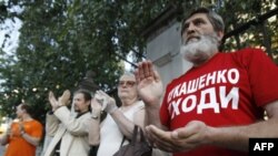 Молчаливая акция солидарности с белорусским народом у здания посольства Беларуси в Москве