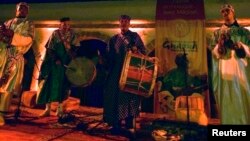 Les membres du groupe Soufi, Abdenbi El Gadari, lors d'un spectacle livré dans le cadre du festival musical Gnaoua à Essaouira, 21 juin 2017