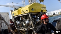 (ARCHIVO) Un trabajador se sienta cerca del robot submarino "Victor" a bordo del "Thalassa", el 31 de agosto de 2022. (Foto de Sebastien SALOM-GOMIS / AFP) 