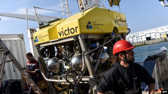 (ARCHIVO) Un trabajador se sienta cerca del robot submarino "Victor" a bordo del "Thalassa", el 31 de agosto de 2022. (Foto de Sebastien SALOM-GOMIS / AFP) 