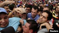 El líder opositor Henrique Capriles saluda a sus seguidores en Maracaibo.