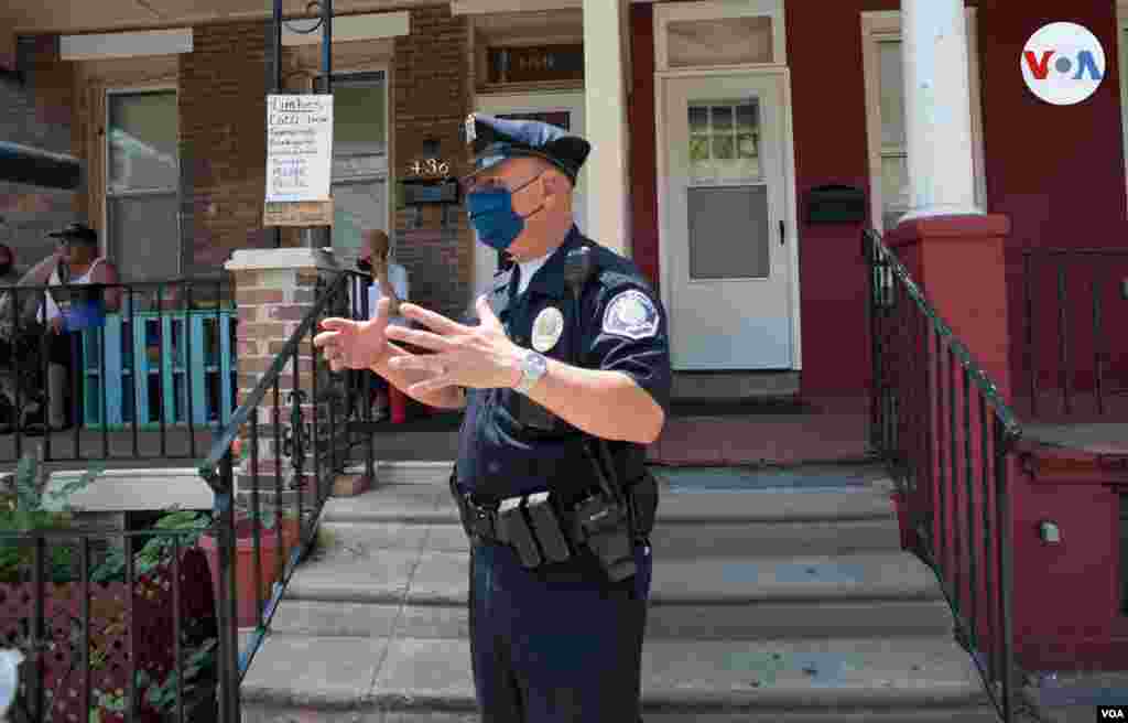 Fernando Badillo, oficial de la polic&#237;a de Camden, habla con la Voz de Am&#233;rica sobre los programas que unen a la fuerza policial de Camden con la comunidad. 