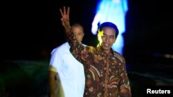 Presiden Indonesia terpilih Joko "Jokowi" Widodo usai menyampaikan pidato kemenangan di atas kapal phinisi di Pelabuhan Sunda Kelapa (22/7). (Reuters/Beawiharta) 