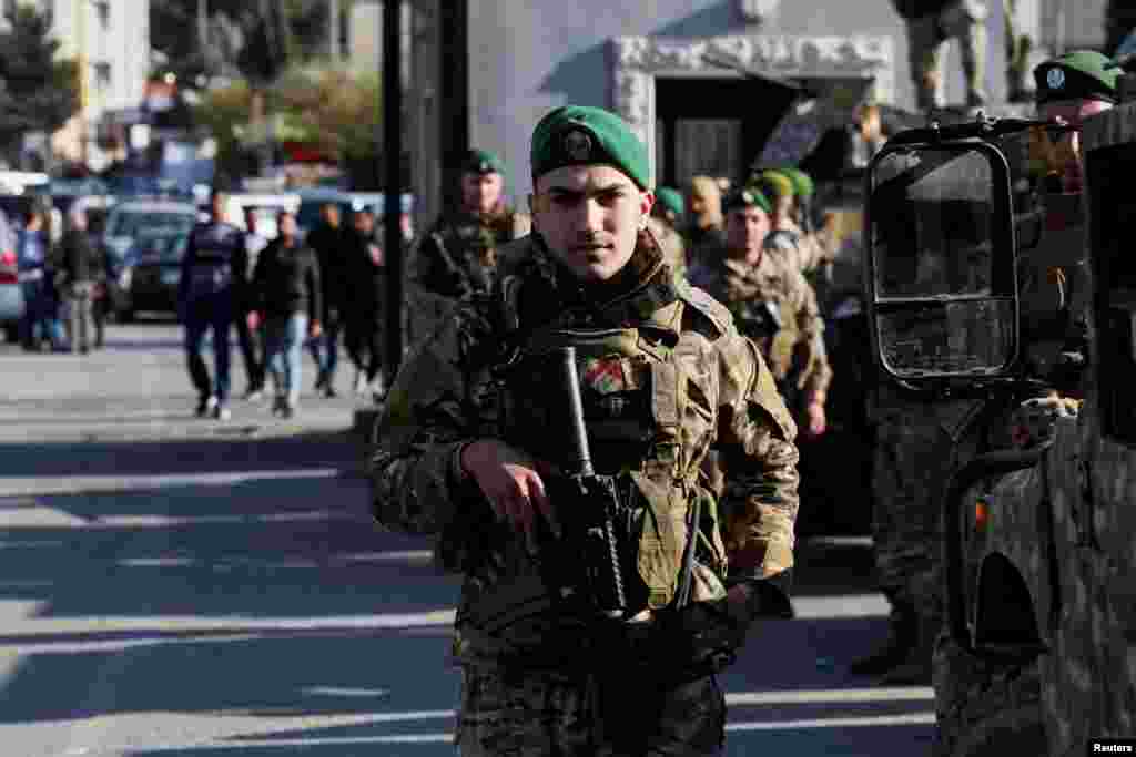 Un miembro del ejército libanés sostiene un rifle en el cruce fronterizo de Masnaa, después de que los rebeldes sirios anunciaran que habían derrocado al presidente Bashar al-Assad, Líbano, el 8 de diciembre de 2024.