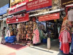 FILE - Shops in a Delhi market gear up to open, June 7, 2021, after a devastating second wave shut the city for nearly two months. (Anjana Pasricha/VOA)