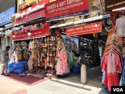 FILE - Shops in a Delhi market gear up to open, June 7, 2021, after a devastating second wave shut the city for nearly two months. (Anjana Pasricha/VOA)
