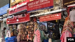 Shops in a Delhi market gear up to open, June 7, 2021, after a devastating second wave shut the city for nearly two months. (Anjana Pasricha/VOA)