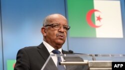 Le ministre algérien des Affaires étrangères, Abdelkader Messahel, lors d'une conférence de presse avec le haut représentant de l'Union européenne, Bruxelles, le 14 mai 2018.