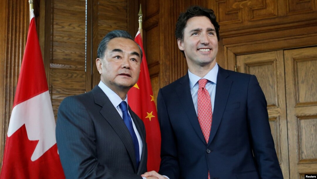 PM Kanada, Justin Trudeau (kanan) bersama Menlu China Wang Yi di Ottawa, Ontario, Kanada (1/6).