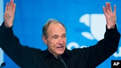 Tim Berners-Lee, considerado el padre de la WEB, se ha sumado al esfuerzo por abaratar el acceso a la red.