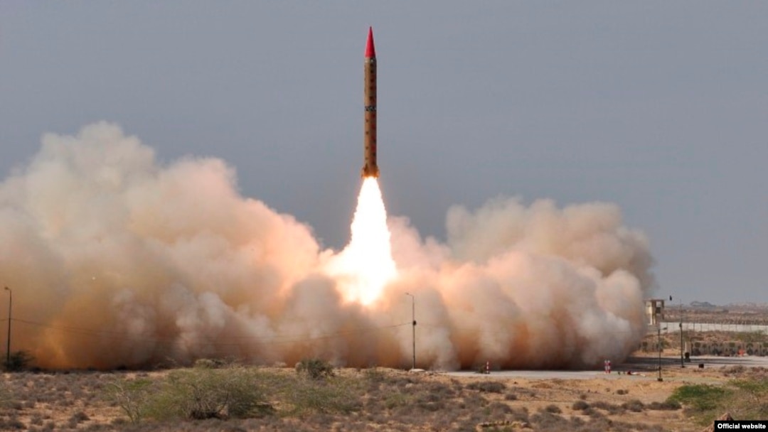 Pakistan melakukan ujicoba misil balistik Shaheen-II yang mampu mengangkut hulu ledak nuklir (foto: dok).