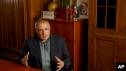 Ông Khodorkovsky tài trợ cho một số dự án truyền thông độc lập ở Nga.