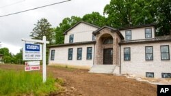 Una casa nueva en construcción puesta a la venta en Wexford, Pensilvania, el 30 de mayo de 2021.