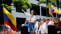 La líder de la oposición María Corina Machado encabeza una protesta contra la reelección del presidente Nicolás Maduro un mes después de la disputada votación presidencial que, según ella, la oposición ganó por abrumadora mayoría (Foto AP/Ariana cubillos)