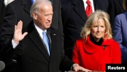 ARKIV - Nënpresidenti Joe Biden duke u betuar ndërsa bashkëshortja Jill Biden qëndron përkrah (20 janar 2009)