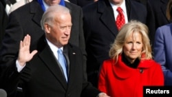 Arhiva - Tadašnji potpredsjednik SAD Joe Biden zaklinje se, dok njegova supruga Jill stoji pored njega, tokom inauguracije predsjednika Baraka Obame u Washingtonu, 20. januara 2009.