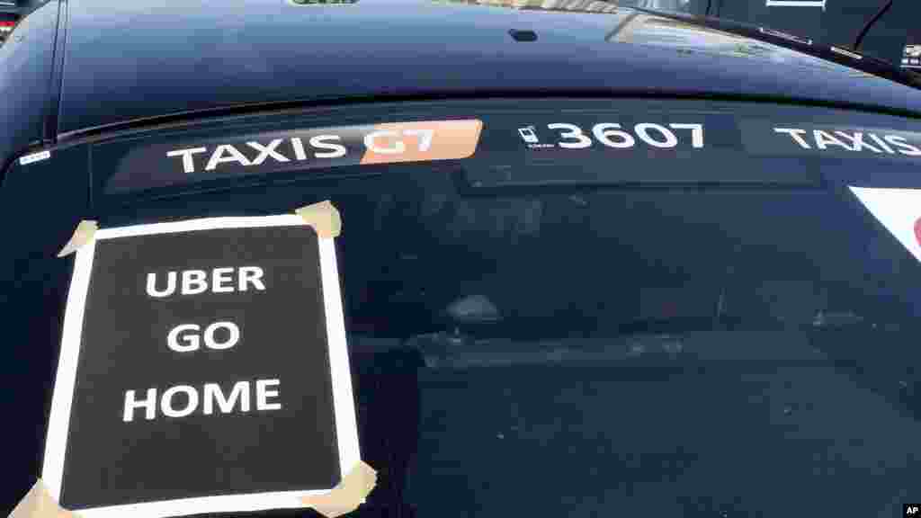 Un conducteur de taxi en stationnement pendant un blocus des chauffeurs de taxi à Paris, le 25 juin 2015 Paris.