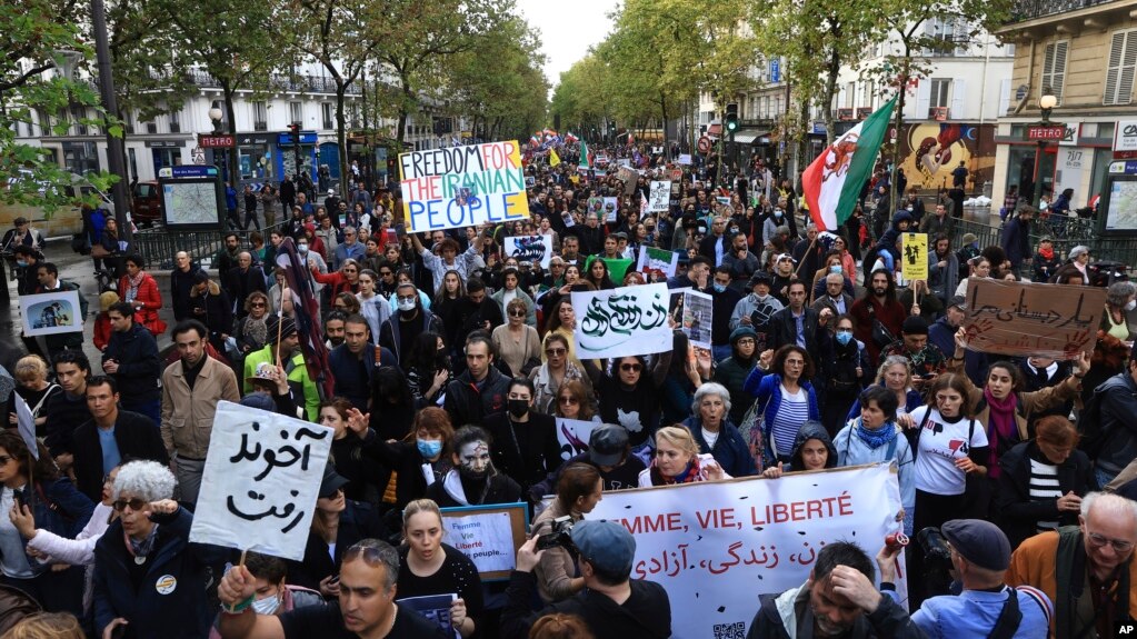 راهپیمایی ایرانیان فرانسه در همراهی با اعتراضات ایران و مخالفت با جمهوری اسلامی - یکشنبه، ۱۰ مهر ۱۴۰۱
