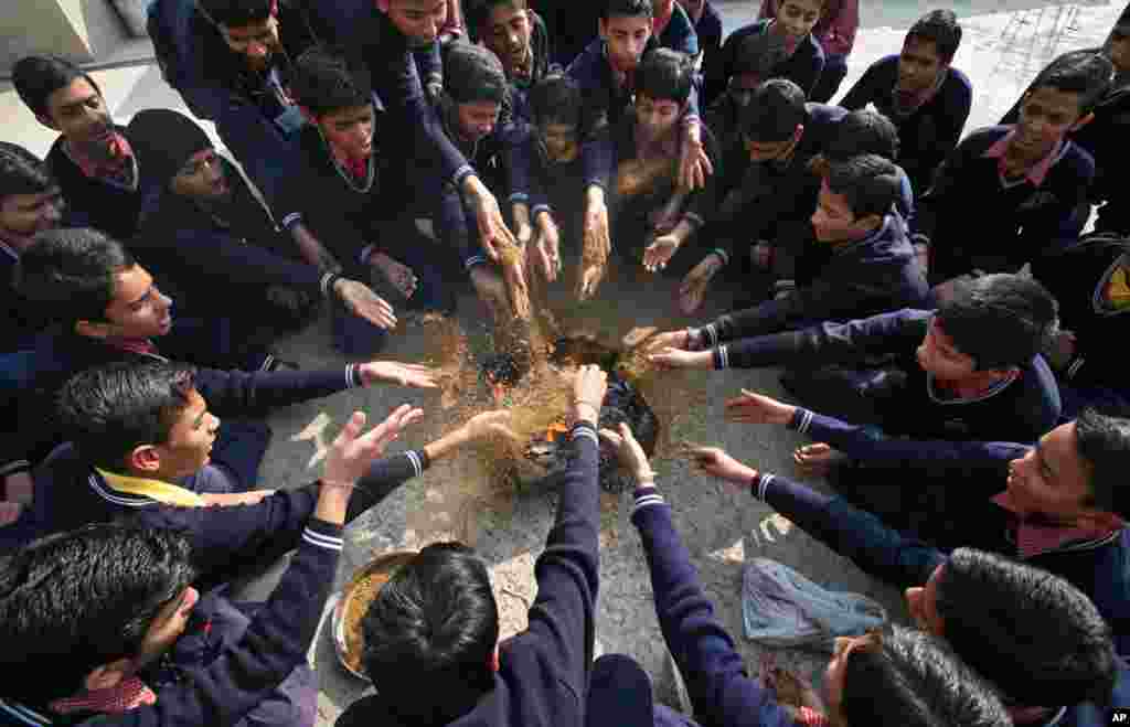 School children in Jammu perform a prayer ritual for the fire victims. (Reuters/Mukesh Gupta)