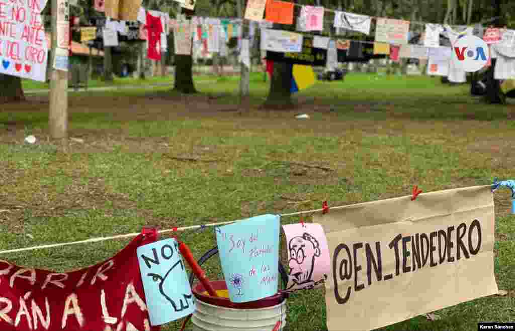 En el Parque Nacional, en Bogot&#225;, un grupo de estudiantes instal&#243; un espacio, llamado &#39;en_tendedero&#39; para que los ciudadanos dejen piezas gr&#225;ficas o elementos con mensajes, en medio del paro nacional que vive Colombia.