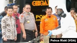 Polda Jawa Timur memperbantukan tim khusus untuk menangani penyebaran virus corona. (Foto: VOA/Petrus Riski)